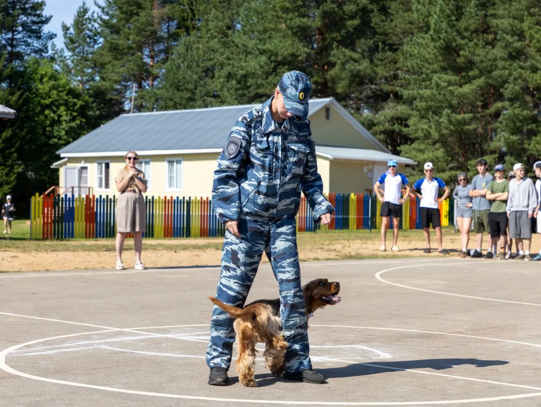 В Вологодской области продолжается акция «Зарядка со стражем порядка» В Вологодской области продолжается акция «Зарядка со стражем порядка»