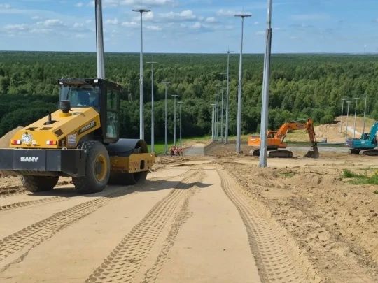 Новый подъемник – траволатор монтируют на Гритинской горке в Череповце Новый подъемник – траволатор монтируют на Гритинской горке в Череповце