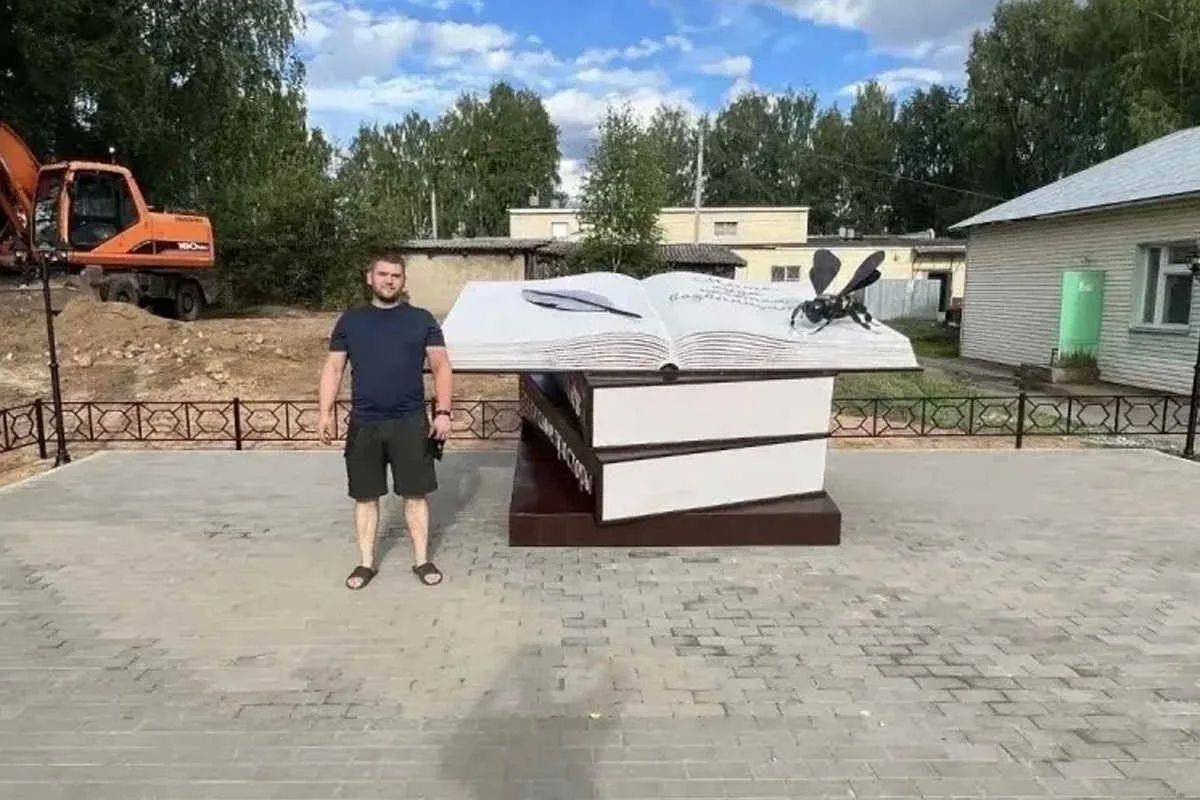 В Тарноге появилась необычная книжная инсталляция, созданная участником СВО В Тарноге появилась необычная книжная инсталляция, созданная участником СВО