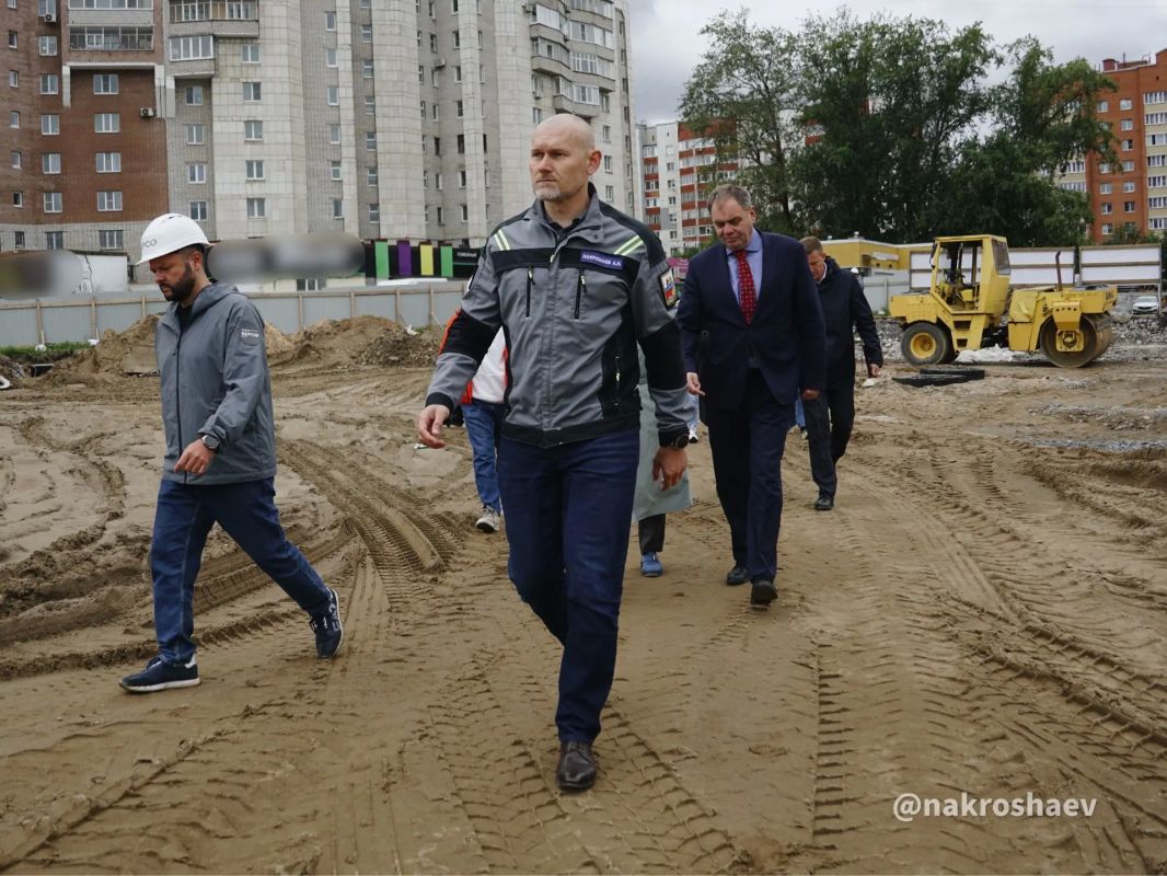 Андрей Накрошаев: Площадь Химиков отремонтируем уже в этом году Андрей Накрошаев: Площадь Химиков отремонтируем уже в этом году