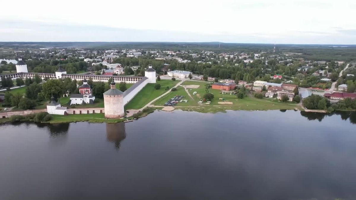 Кирилловские автомобилисты отметили юбилей города праздничным флешмобом