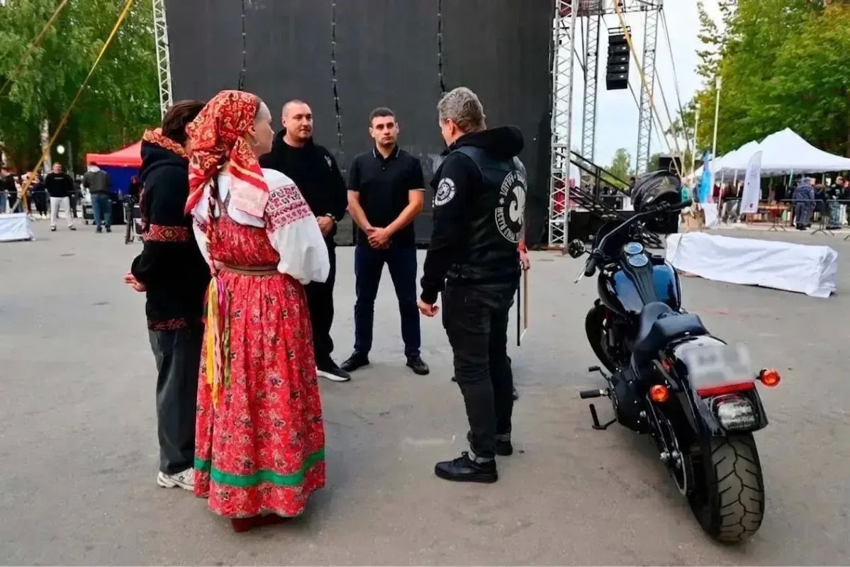 Георгий Филимонов: Перед началом фестиваля «Рэп на Руси» в Кириллове пообщался с участниками — Кириллом Макеевым (МК 5.45), Романом Жиганом и группой «Родная речь», а также нашим давним другом Михаилом Маваши Георгий Филимонов: Перед началом фестиваля «Рэп на Руси» в Кириллове пообщался с участниками — Кириллом Макеевым (МК 5.45), Романом Жиганом и группой «Родная речь», а также нашим давним другом Михаилом Маваши