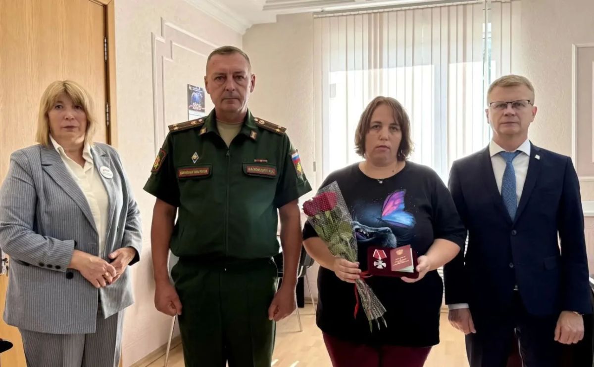 В Вытегорском округе семьям погибших бойцов СВО передали ордена Мужества В Вытегорском округе семьям погибших бойцов СВО передали ордена Мужества
