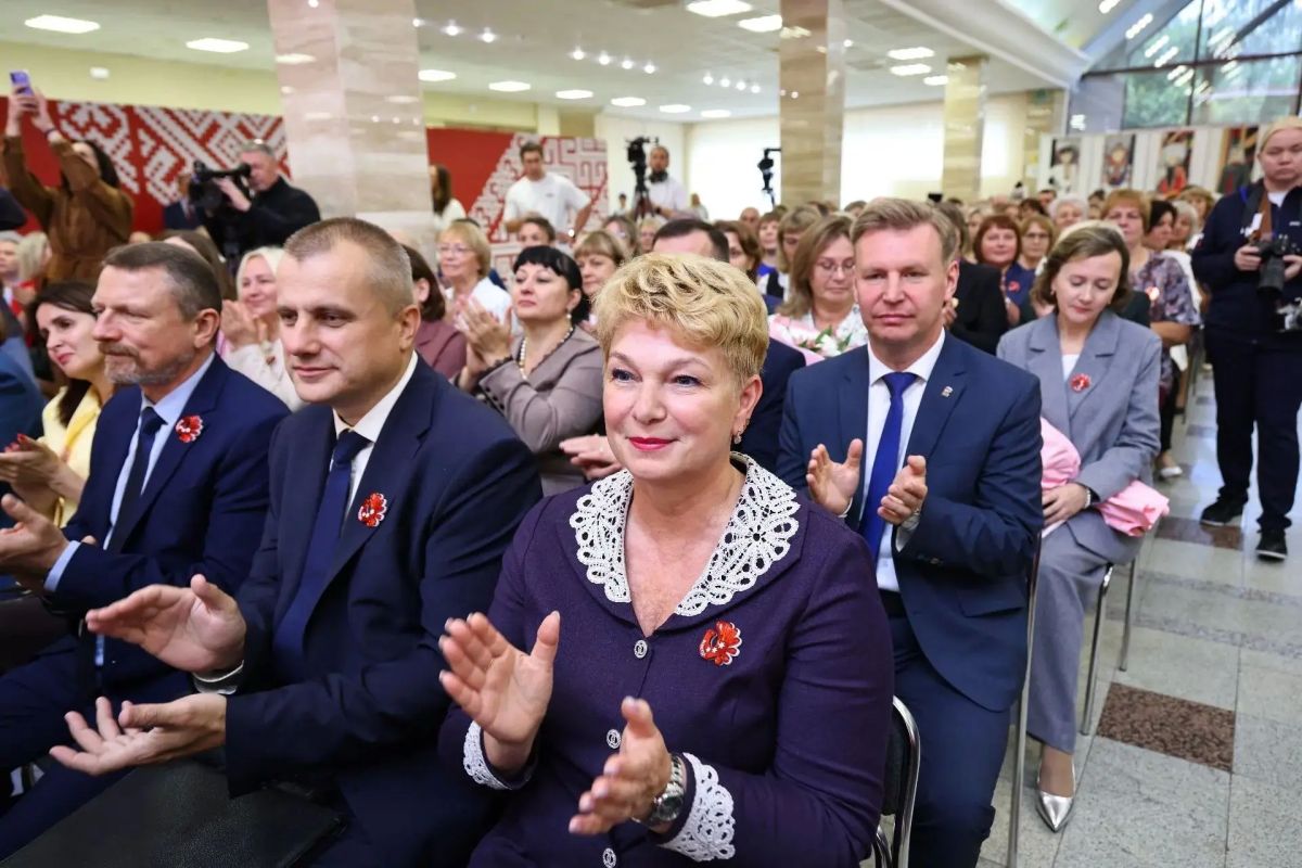 Георгий Филимонов: К 1 сентября педагоги школ, детских садов, колледжей и техникумов Вологодчины получат премии — по 10 тыс Георгий Филимонов: К 1 сентября педагоги школ, детских садов, колледжей и техникумов Вологодчины получат премии — по 10 тыс
