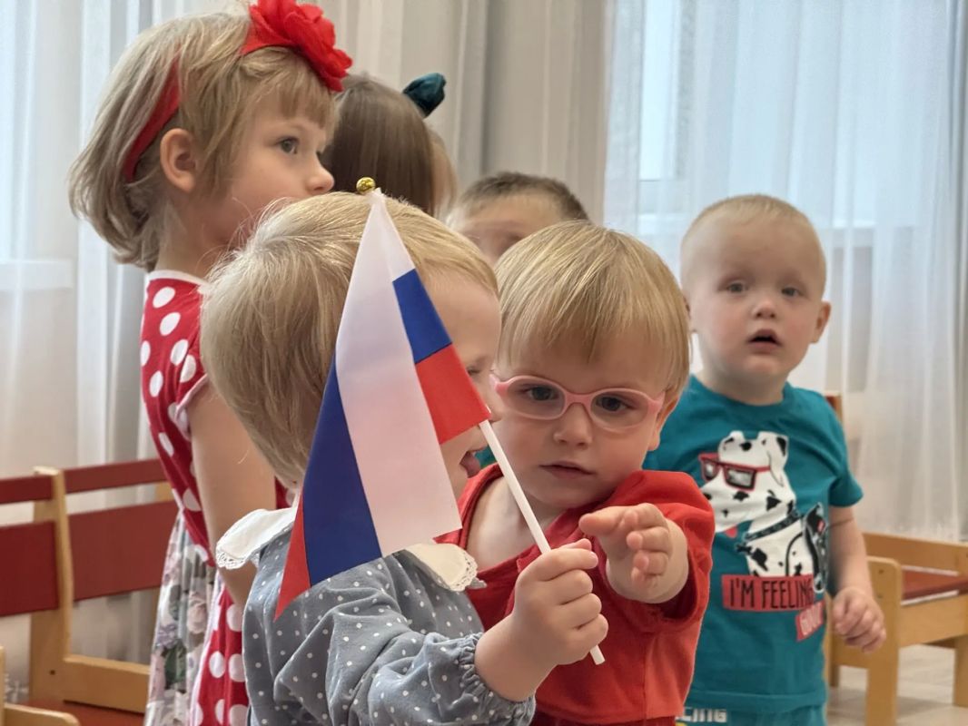 Сотрудники следственного управления посетили подшефный центр помощи и поздравили детей с Днем Государственного флага Российской Федерации Сотрудники следственного управления посетили подшефный центр помощи и поздравили детей с Днем Государственного флага Российской Федерации