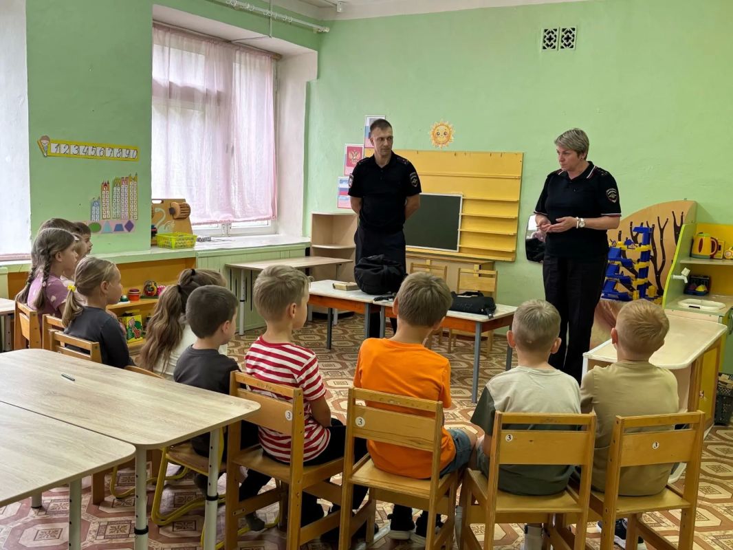 Полицейские в "Родничке"!. В Великом Устюге сотрудники ОМВД России «Великоустюгский» провели яркую встречу с воспитанниками детского сада Полицейские в "Родничке"!. В Великом Устюге сотрудники ОМВД России «Великоустюгский» провели яркую встречу с воспитанниками детского сада