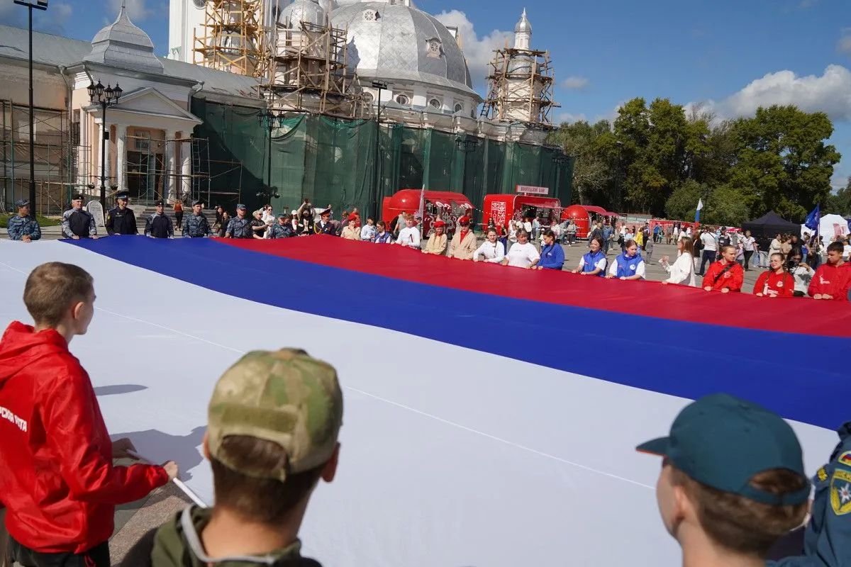 На Кремлёвской площади Вологды День флага отметили 8 тысяч горожан На Кремлёвской площади Вологды День флага отметили 8 тысяч горожан