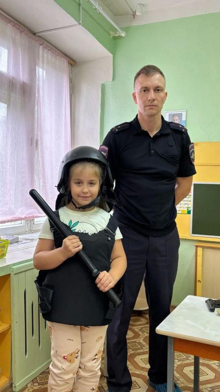 Полицейские в "Родничке"!. В Великом Устюге сотрудники ОМВД России «Великоустюгский» провели яркую встречу с воспитанниками детского сада Полицейские в "Родничке"!. В Великом Устюге сотрудники ОМВД России «Великоустюгский» провели яркую встречу с воспитанниками детского сада