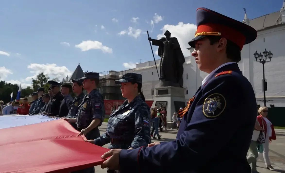 Сотрудники следственного управления совместно с подшефными кадетами и участниками молодежного союза «Юный следователь» приняли участие в церемонии открытия концерта «Сила в единстве России» Сотрудники следственного управления совместно с подшефными кадетами и участниками молодежного союза «Юный следователь» приняли участие в церемонии открытия концерта «Сила в единстве России»