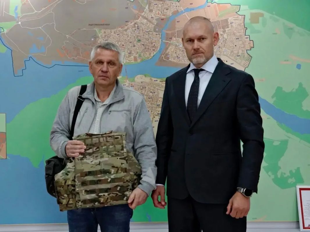 Череповецкому участнику СВО передали бронежилет Череповецкому участнику СВО передали бронежилет
