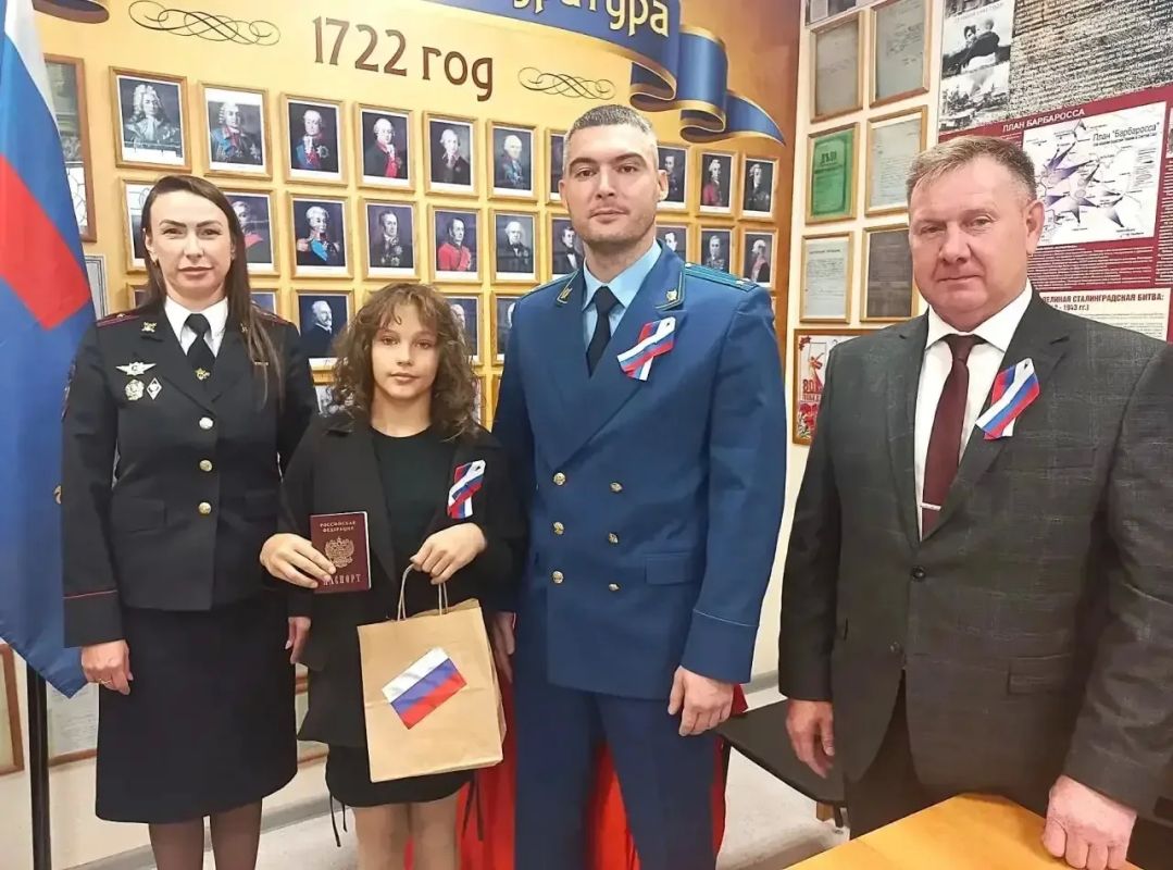 В преддверии празднования Дня Государственного флага Российской Федерации в музее прокуратуры Вологодской области проведено торжественное мероприятие по вручению паспортов юным гражданам России В преддверии празднования Дня Государственного флага Российской Федерации в музее прокуратуры Вологодской области проведено торжественное мероприятие по вручению паспортов юным гражданам России