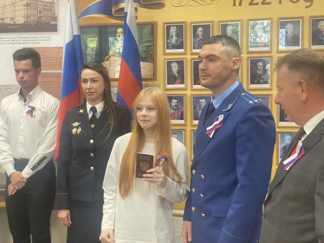 В преддверии празднования Дня Государственного флага Российской Федерации в музее прокуратуры Вологодской области проведено торжественное мероприятие по вручению паспортов юным гражданам России В преддверии празднования Дня Государственного флага Российской Федерации в музее прокуратуры Вологодской области проведено торжественное мероприятие по вручению паспортов юным гражданам России