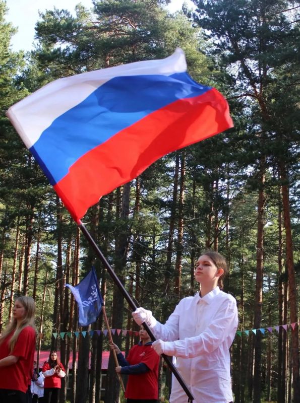 Более 2,5 тысяч детей Вологодчины приняли участие в мероприятиях ко Дню Государственного флага Более 2,5 тысяч детей Вологодчины приняли участие в мероприятиях ко Дню Государственного флага