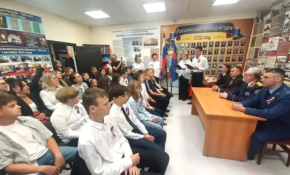 В преддверии празднования Дня Государственного флага Российской Федерации в музее прокуратуры Вологодской области проведено торжественное мероприятие по вручению паспортов юным гражданам России В преддверии празднования Дня Государственного флага Российской Федерации в музее прокуратуры Вологодской области проведено торжественное мероприятие по вручению паспортов юным гражданам России