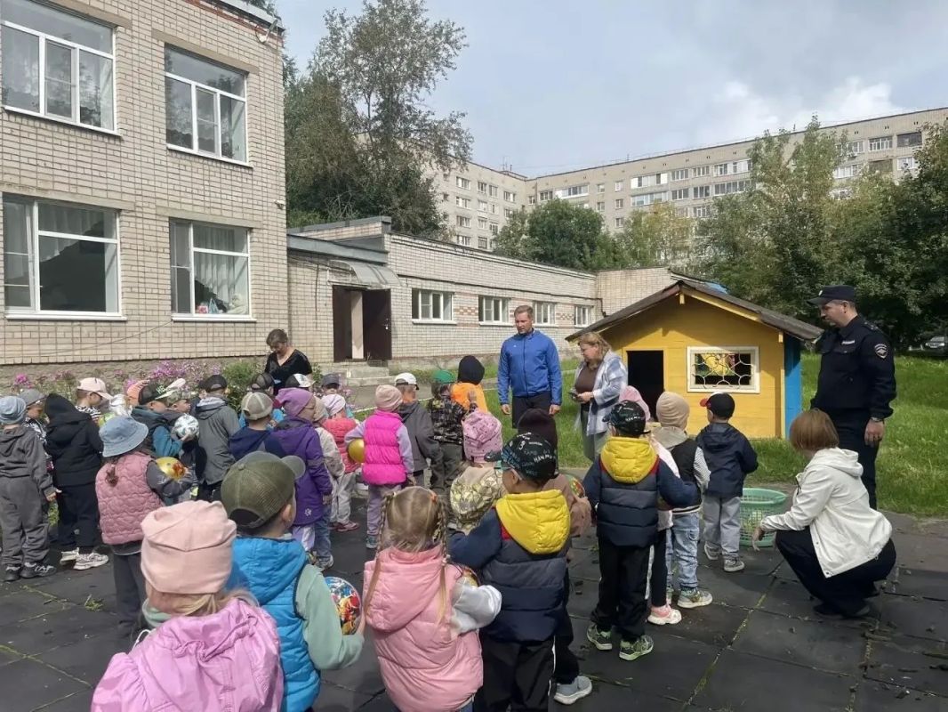 Сотрудники УМВД «Вологда» пришли в детский сад «Родничок» и устроили малышам настоящий спортивный праздник Сотрудники УМВД «Вологда» пришли в детский сад «Родничок» и устроили малышам настоящий спортивный праздник