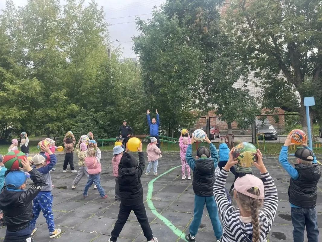 Сотрудники УМВД «Вологда» пришли в детский сад «Родничок» и устроили малышам настоящий спортивный праздник Сотрудники УМВД «Вологда» пришли в детский сад «Родничок» и устроили малышам настоящий спортивный праздник