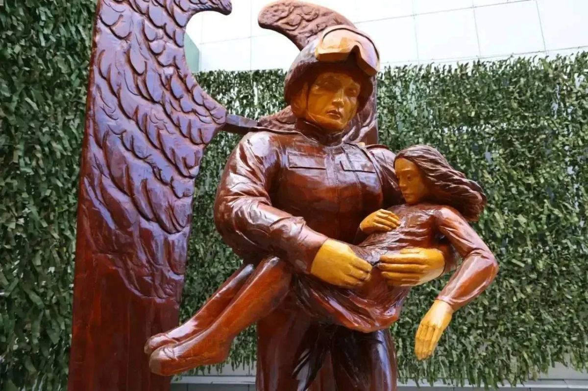 Деревянную скульптуру "Родина смотрела на меня" установили возле Дома СВО в Череповце, сообщил губернатор Филимонов. Деревянную скульптуру "Родина смотрела на меня" установили возле Дома СВО в Череповце, сообщил губернатор Филимонов.