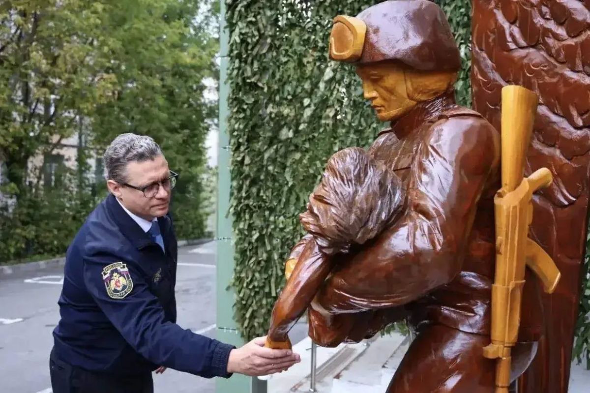 Деревянную скульптуру "Родина смотрела на меня" установили возле Дома СВО в Череповце, сообщил губернатор Филимонов. Деревянную скульптуру "Родина смотрела на меня" установили возле Дома СВО в Череповце, сообщил губернатор Филимонов.