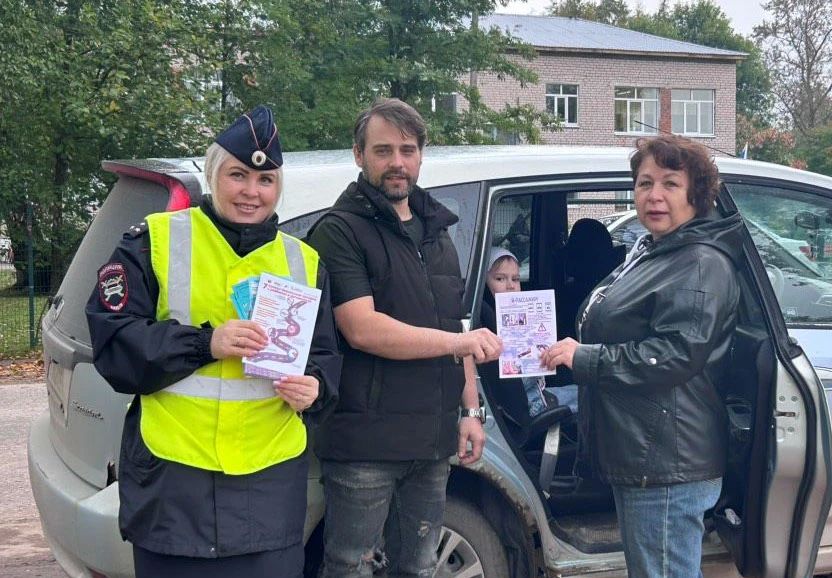 В Грязовце полицейские, юные инспекторы движения и общественники провели акцию «Родительский патруль» В Грязовце полицейские, юные инспекторы движения и общественники провели акцию «Родительский патруль»