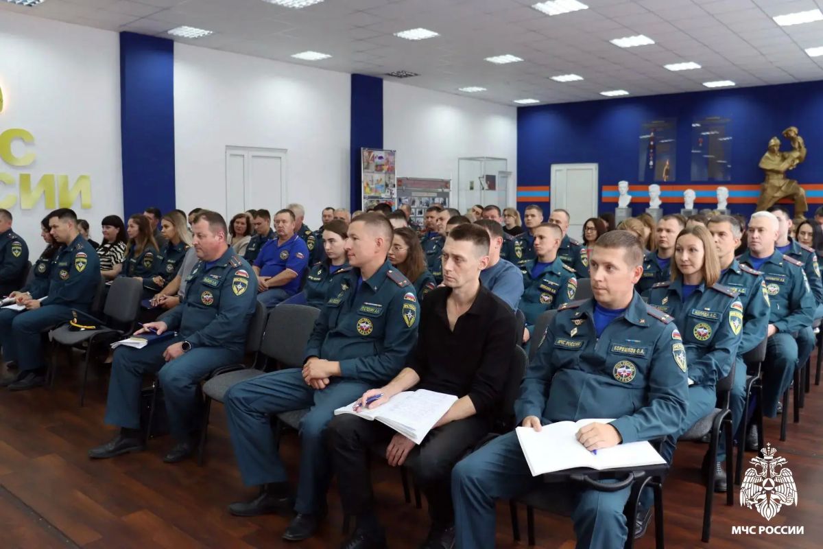 В МЧС России особое внимание уделяется не только физической подготовке, но и всестороннему развитию личного состава В МЧС России особое внимание уделяется не только физической подготовке, но и всестороннему развитию личного состава