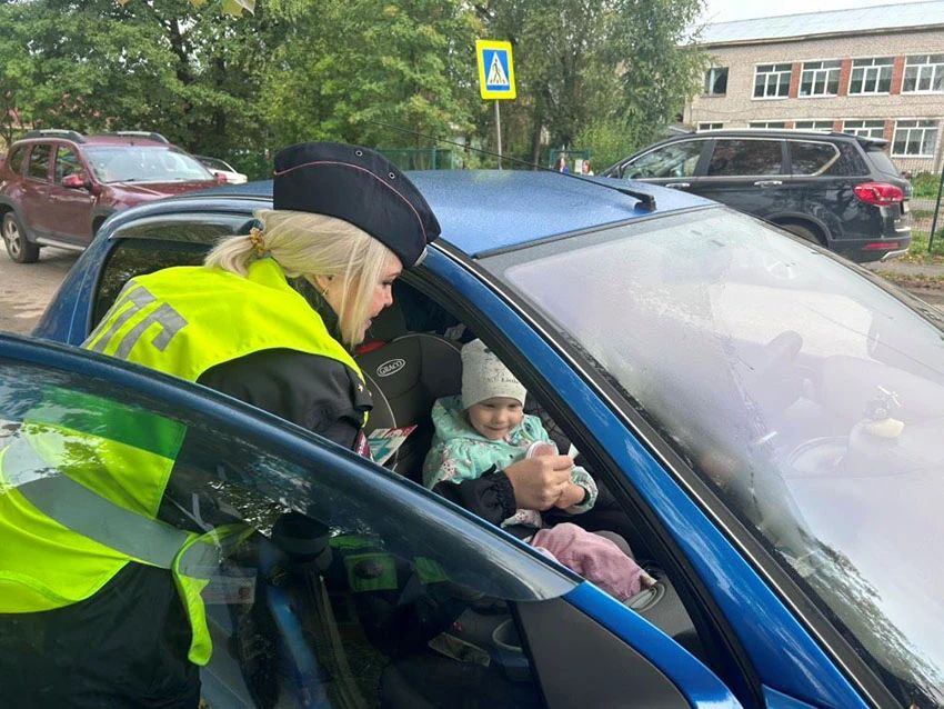 В Грязовце полицейские, юные инспекторы движения и общественники провели акцию «Родительский патруль» В Грязовце полицейские, юные инспекторы движения и общественники провели акцию «Родительский патруль»
