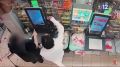 Почему потратить деньги с найденной банковской карты не то же самое, что потратить пачку денег, найденных на улице? Закон рассматривает подобные деяния как кражу