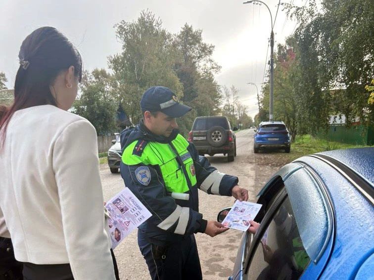 В Грязовце полицейские, юные инспекторы движения и общественники провели акцию «Родительский патруль» В Грязовце полицейские, юные инспекторы движения и общественники провели акцию «Родительский патруль»