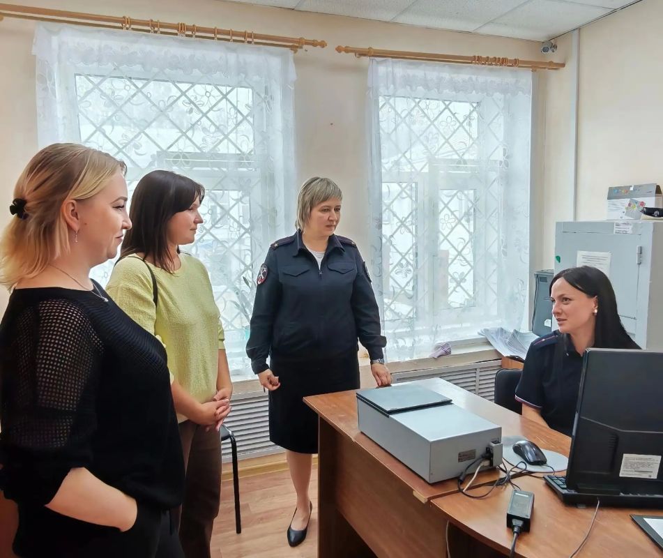 Общественники проверили работу миграционного отдела в Великом Устюге Общественники проверили работу миграционного отдела в Великом Устюге