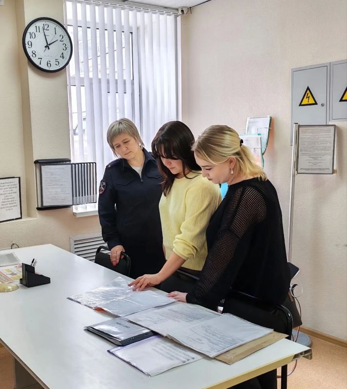 Общественники проверили работу миграционного отдела в Великом Устюге Общественники проверили работу миграционного отдела в Великом Устюге