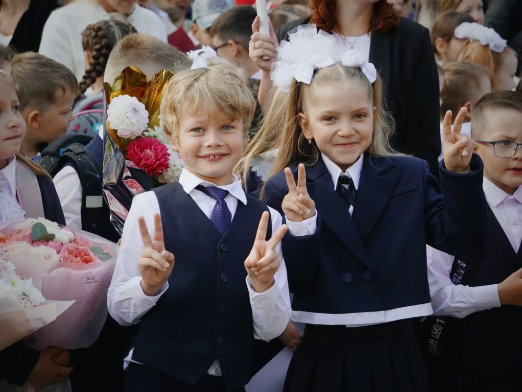 Сегодня в образовательных организациях Вологодской области проходят торжественные линейки, посвящённые Дню знаний! Сегодня в образовательных организациях Вологодской области проходят торжественные линейки, посвящённые Дню знаний!