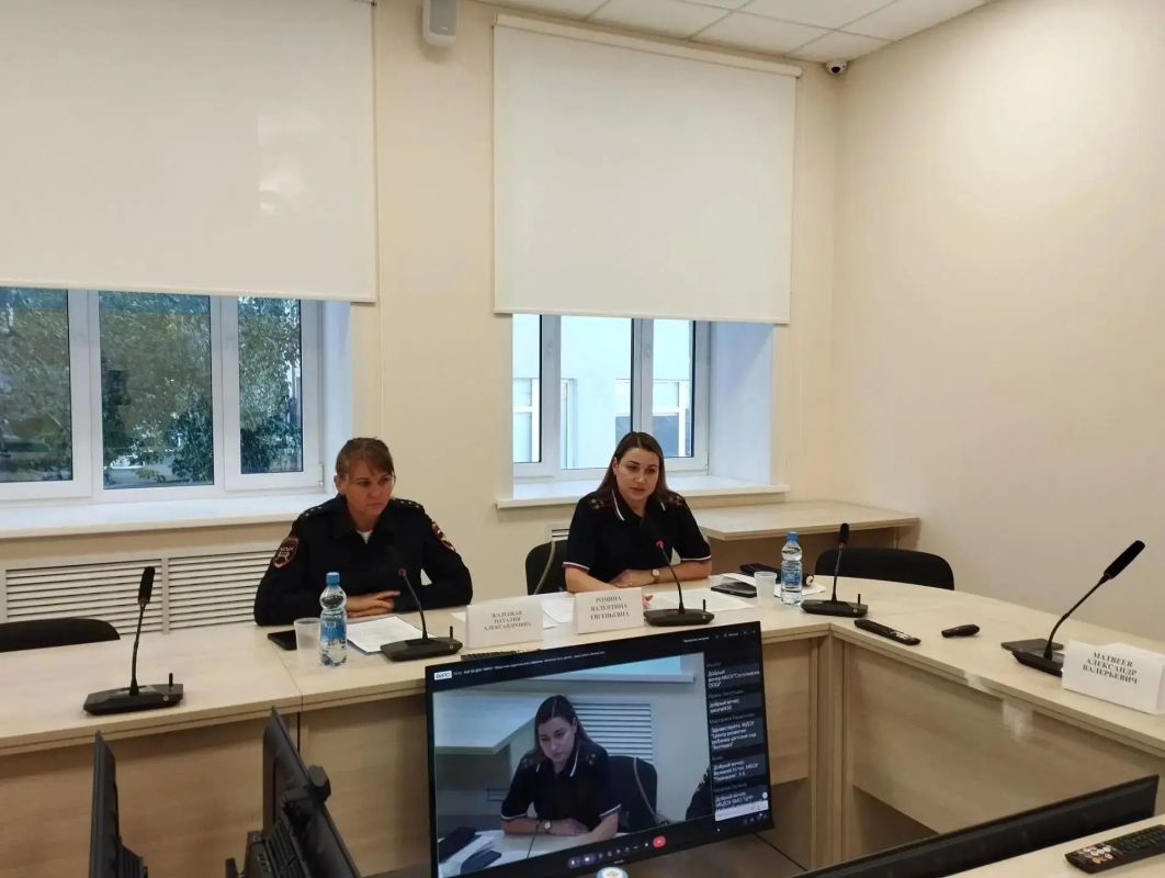ПОЛИЦИЯ - РОДИТЕЛЯМ. Полицейские приняли участие в областном родительском собрании С родителями школьников сотрудники УМВД России по Вологодской области пообщались посредством видеотрансляции, проводившейся на базе... ПОЛИЦИЯ - РОДИТЕЛЯМ. Полицейские приняли участие в областном родительском собрании С родителями школьников сотрудники УМВД России по Вологодской области пообщались посредством видеотрансляции, проводившейся на базе...
