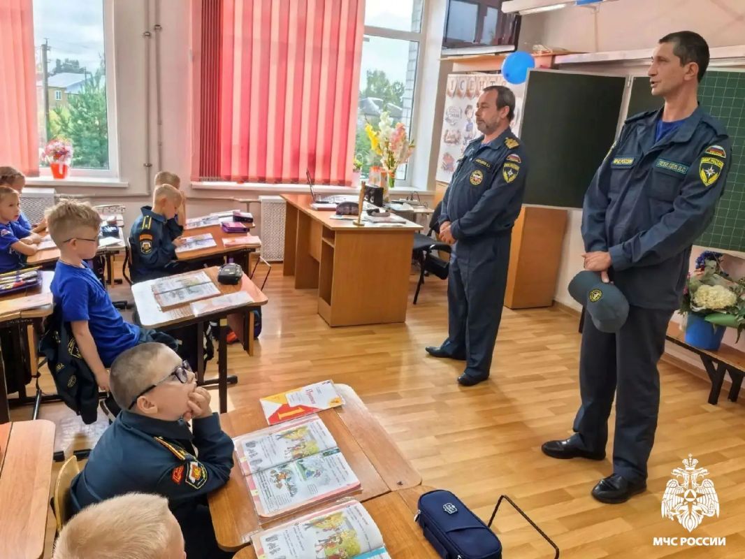 Сотрудники МЧС России начинают учебный год в школах Сотрудники МЧС России начинают учебный год в школах