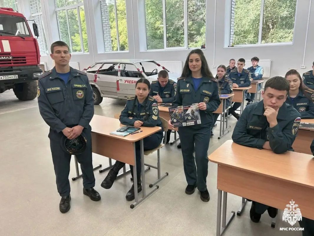 С первых дней нового учебного года сотрудники МЧС России проводят уроки у подрастающего поколения