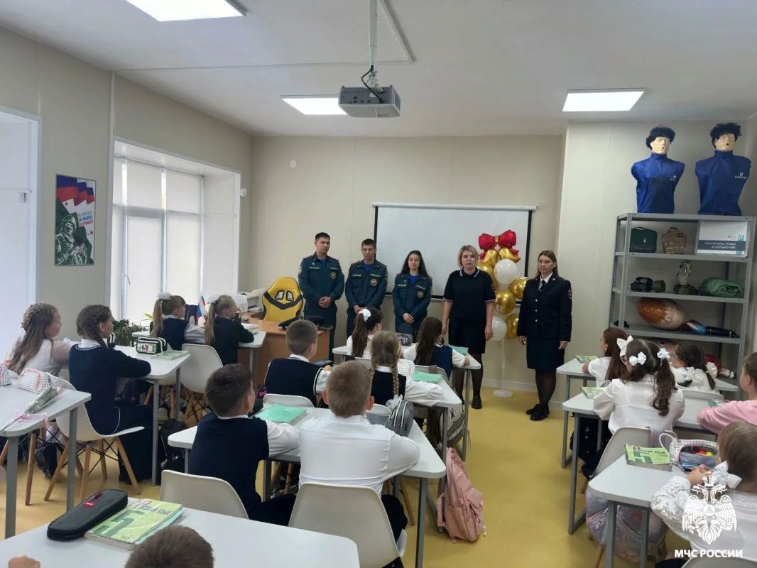 С первых дней нового учебного года сотрудники МЧС России проводят уроки у подрастающего поколения С первых дней нового учебного года сотрудники МЧС России проводят уроки у подрастающего поколения