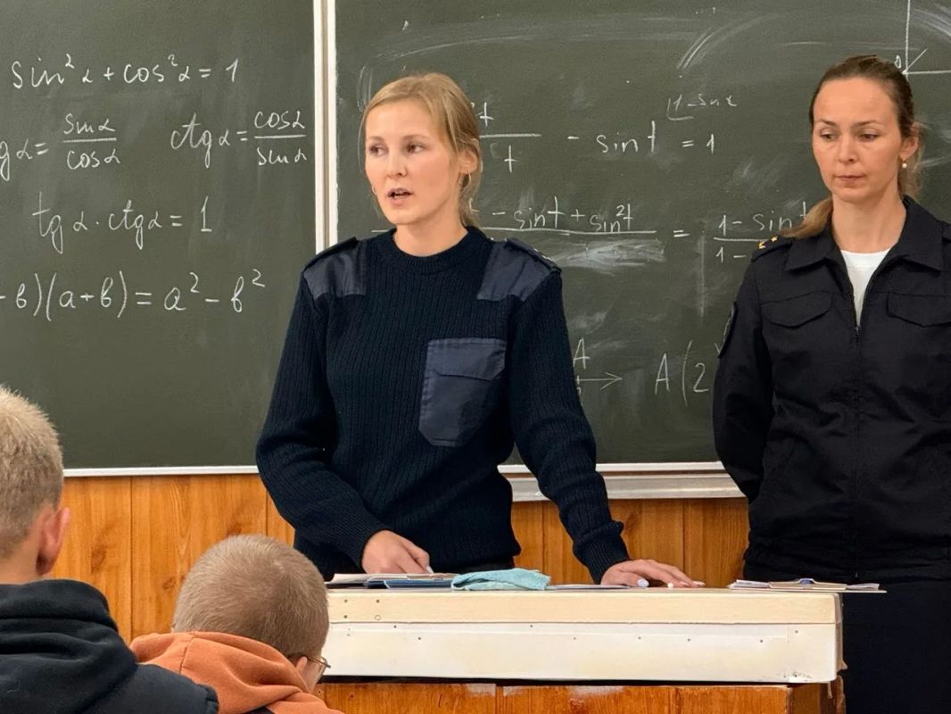 Полицейские совместно с представителем опеки и попечительства встретились с первокурсниками колледжа Полицейские совместно с представителем опеки и попечительства встретились с первокурсниками колледжа