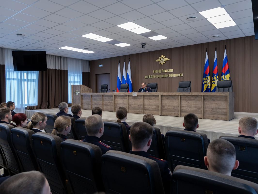 Начальника УМВД России по Вологодской области Павел Серов встретился с выпускниками вузов МВД России 2026 года Начальника УМВД России по Вологодской области Павел Серов встретился с выпускниками вузов МВД России 2026 года