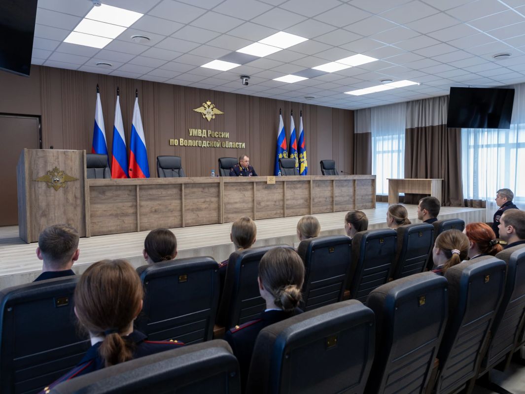 Начальника УМВД России по Вологодской области Павел Серов встретился с выпускниками вузов МВД России 2026 года Начальника УМВД России по Вологодской области Павел Серов встретился с выпускниками вузов МВД России 2026 года