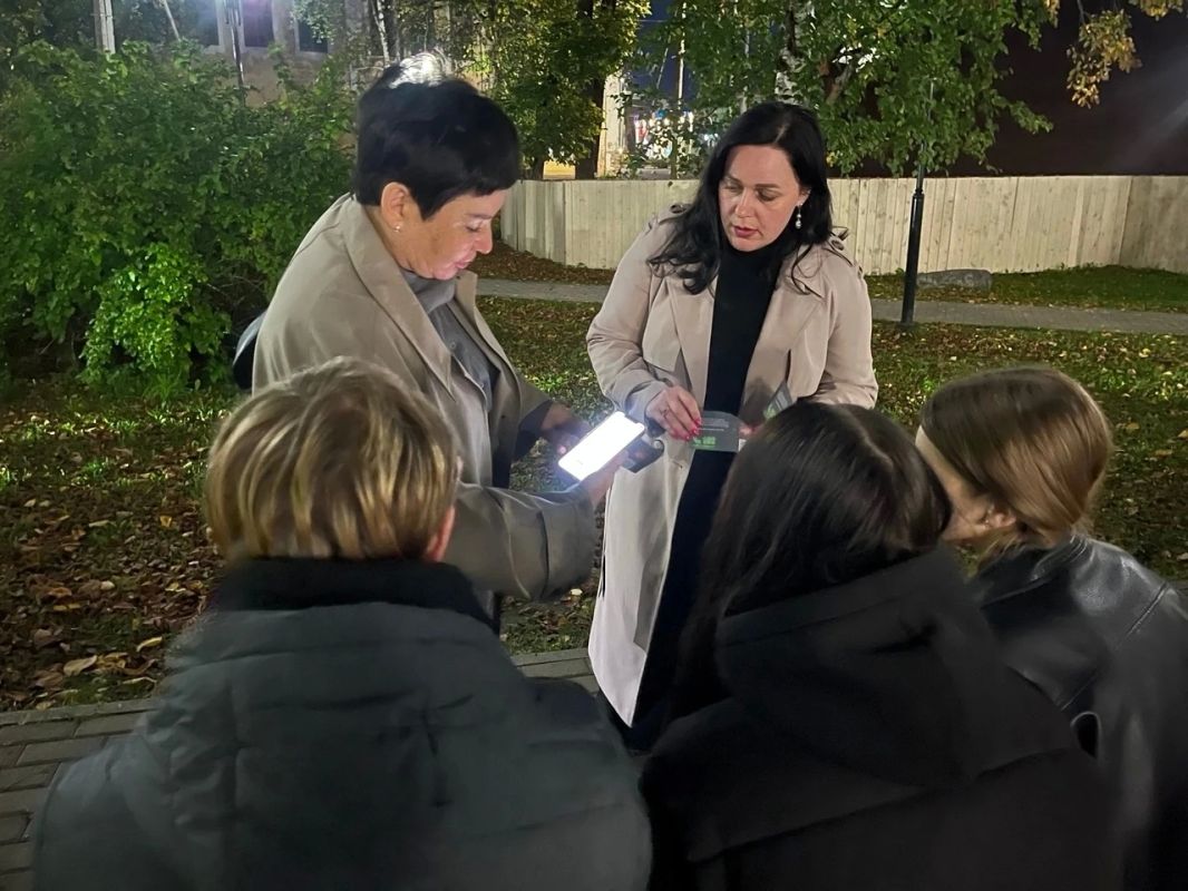 Выход есть!. В Тотьме члены Общественного совета при отделе полиции провели акцию по профилактике вовлечения подростков в преступную деятельность Члены Общественного совета при ОМВД России «Тотемский» в вечернее время вышли... Выход есть!. В Тотьме члены Общественного совета при отделе полиции провели акцию по профилактике вовлечения подростков в преступную деятельность Члены Общественного совета при ОМВД России «Тотемский» в вечернее время вышли...