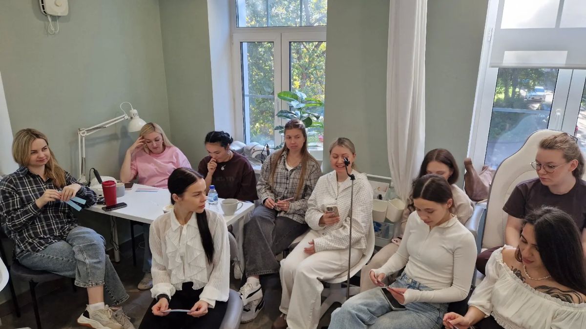 Можно ли заразиться ВИЧ во время маникюра? Как защитить себя и клиента? И какие мифы о ВИЧ до сих пор мешают людям правильно оценивать риски?