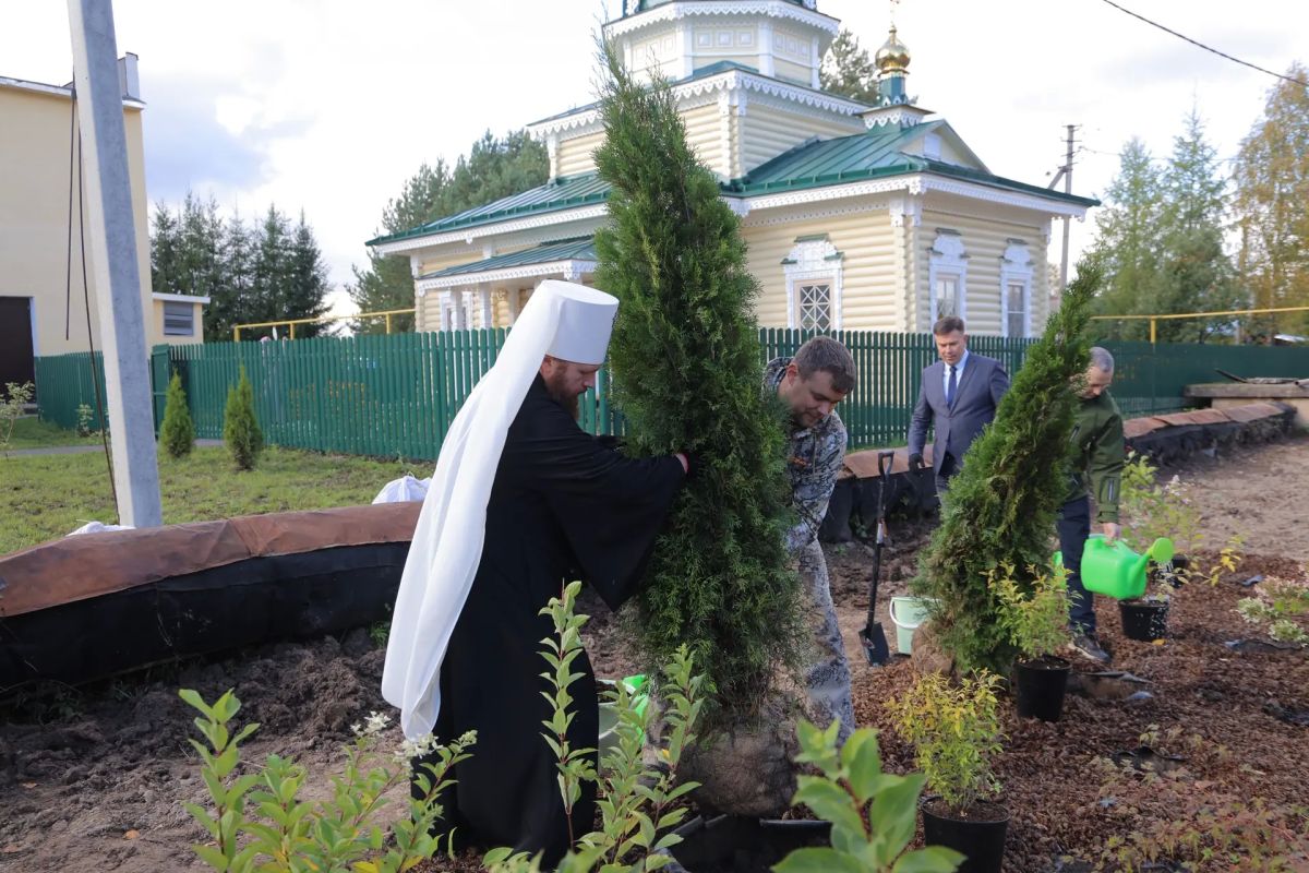 Территорию Арсениево-Комельского монастыря благоустроили в рамках акции «Сохраним лес» Территорию Арсениево-Комельского монастыря благоустроили в рамках акции «Сохраним лес»