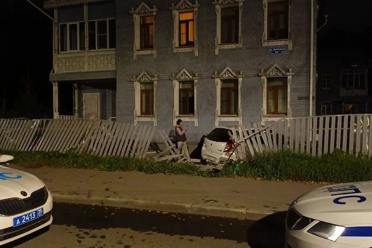В Вологде на улице Энгельса пьяный водитель на иномарке въехал в жилой дом