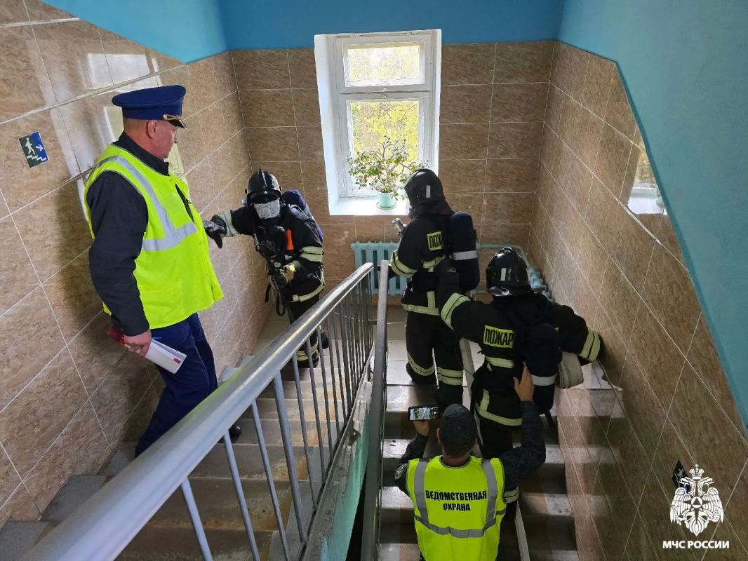 В Харовске прошли масштабные пожарно-тактические учения В Харовске прошли масштабные пожарно-тактические учения