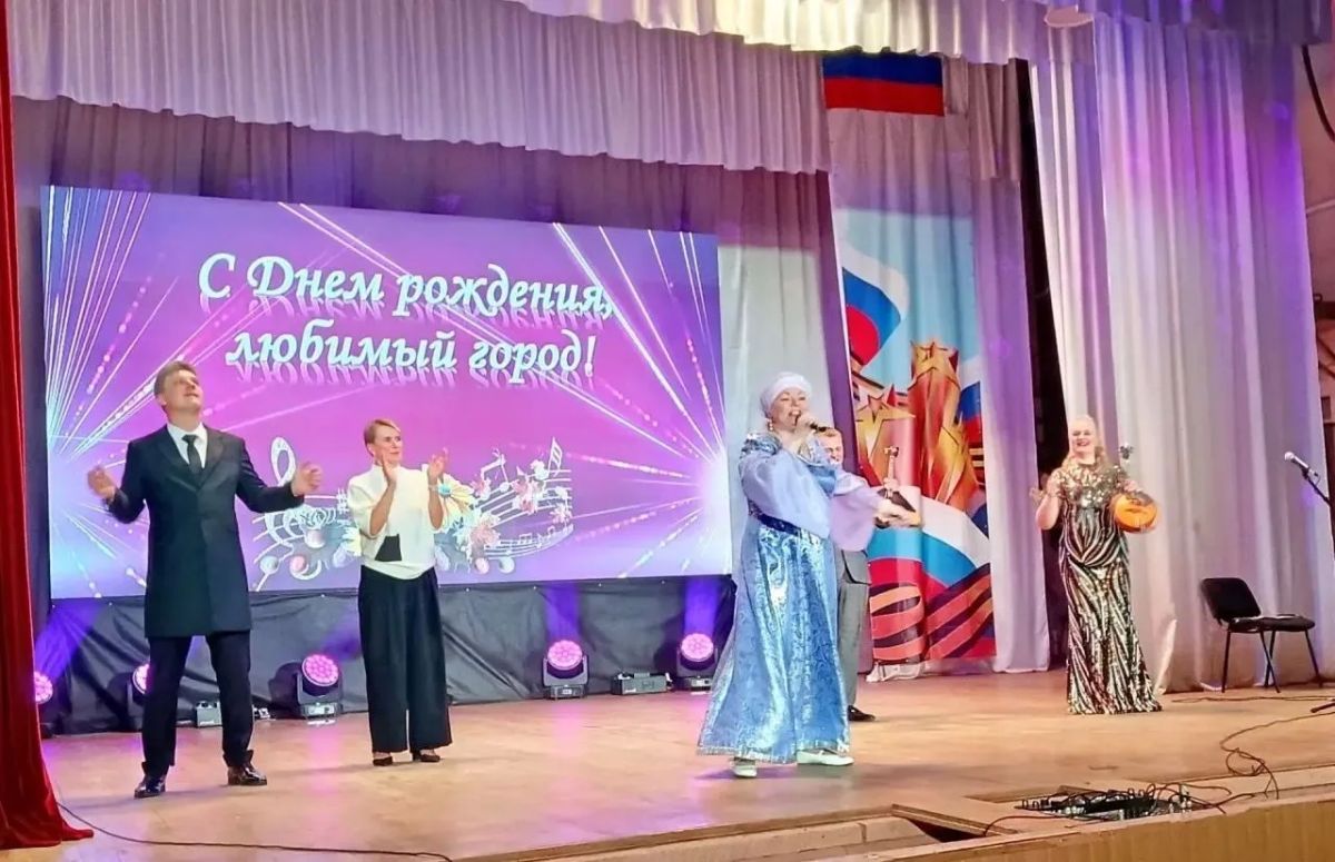 Культурный десант из Вологодчины вновь побывал в подшефном Алчевске, в этот раз творческим подарком на День города стали пять концертов от солистов Вологодской областной филармонии