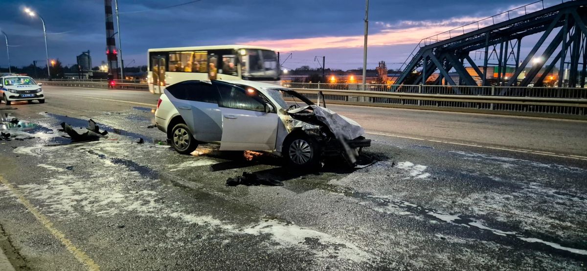 Легковой автомобиль загорелся после аварии на мосту в Соколе Легковой автомобиль загорелся после аварии на мосту в Соколе
