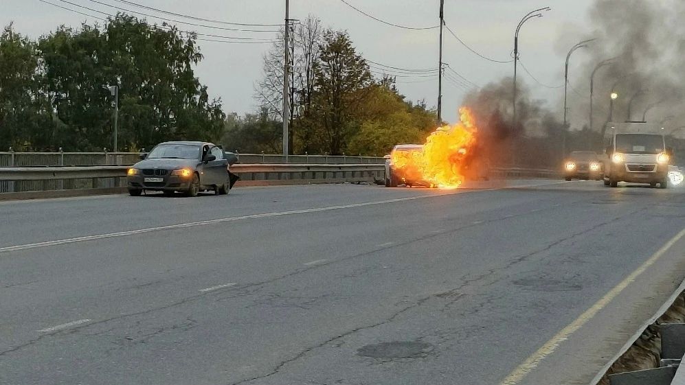 Легковой автомобиль загорелся после аварии на мосту в Соколе Легковой автомобиль загорелся после аварии на мосту в Соколе
