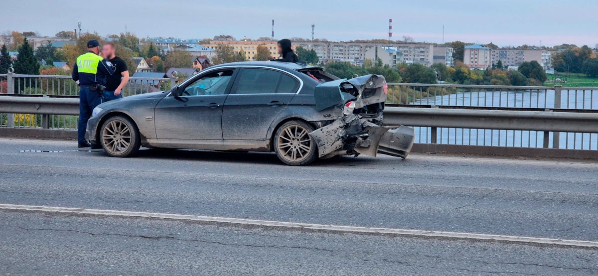 Легковой автомобиль загорелся после аварии на мосту в Соколе