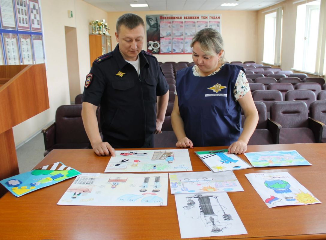 Служба родителей глазами детей: в Никольском округе полицейские и общественники провели отборочный этап конкурса детского рисунка «Мои родители работают в полиции» Служба родителей глазами детей: в Никольском округе полицейские и общественники провели отборочный этап конкурса детского рисунка «Мои родители работают в полиции»