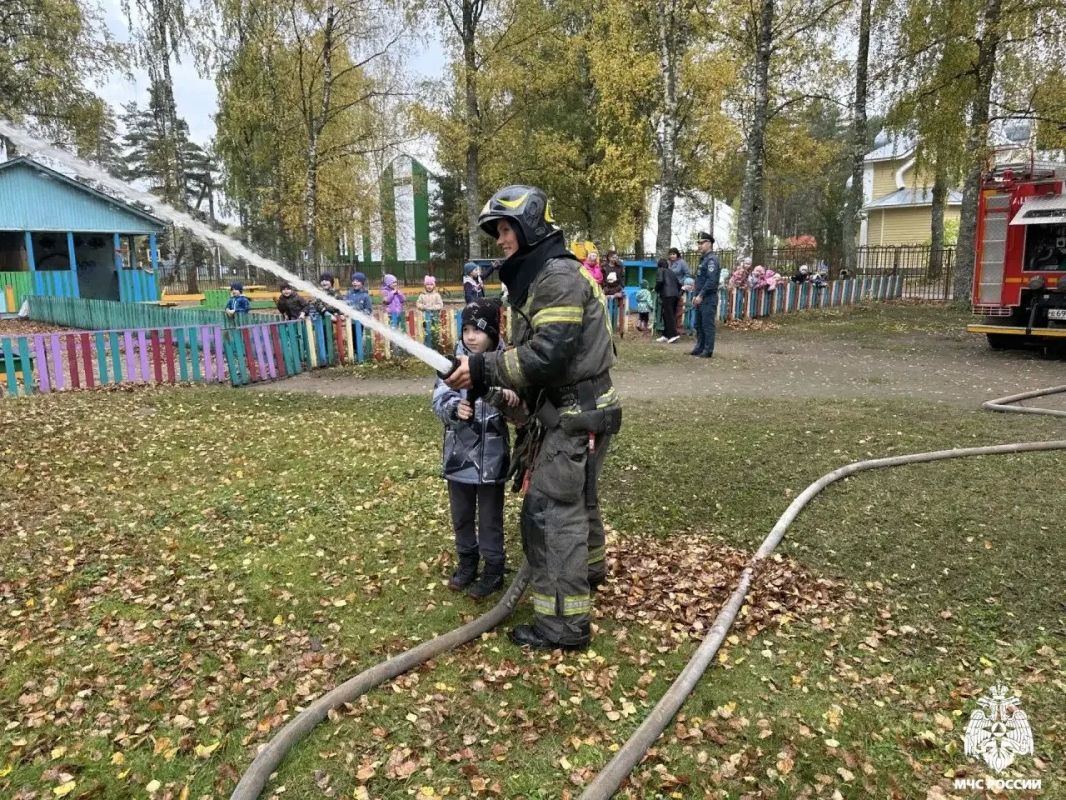 Сотрудники МЧС России в гостях у дошколят Сотрудники МЧС России в гостях у дошколят