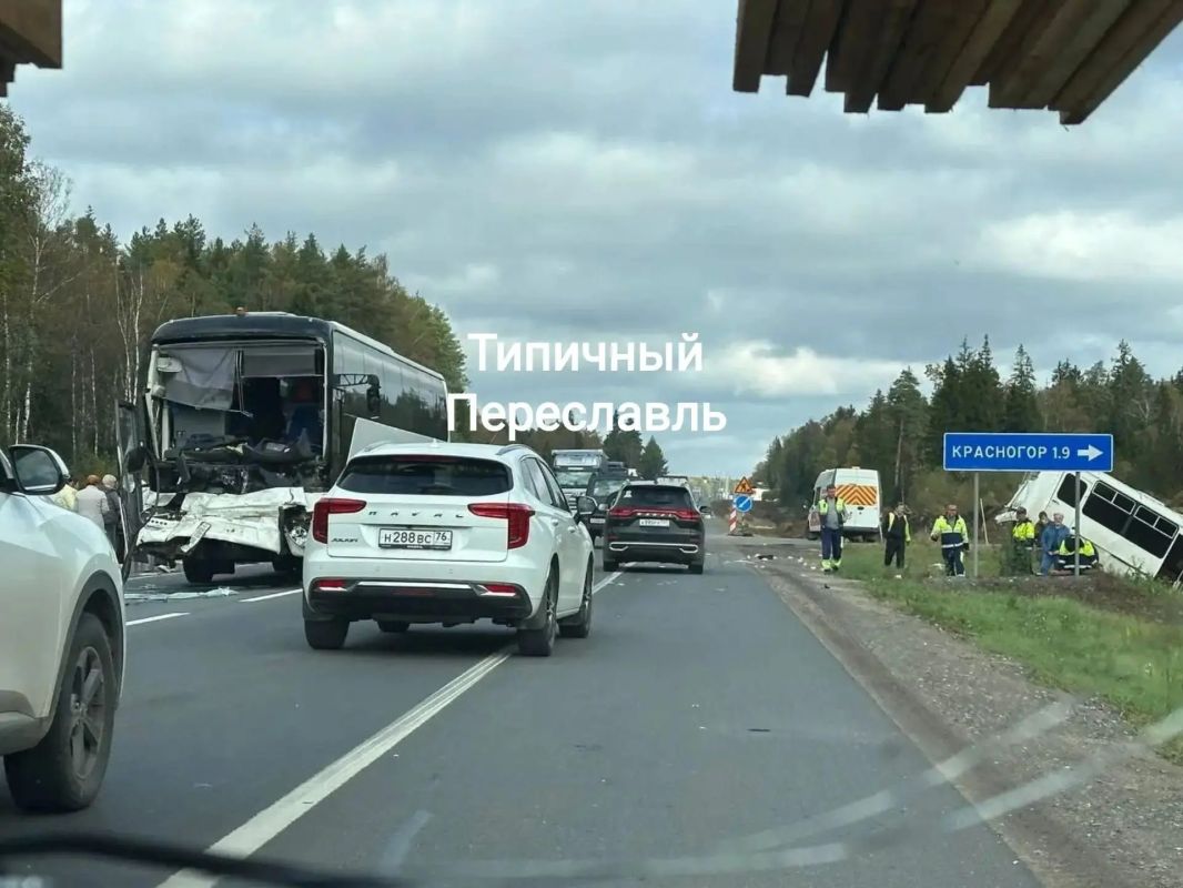 Экскурсионный автобус с туристами из Вологды попал в ДТП у Переславля-Залесского Экскурсионный автобус с туристами из Вологды попал в ДТП у Переславля-Залесского