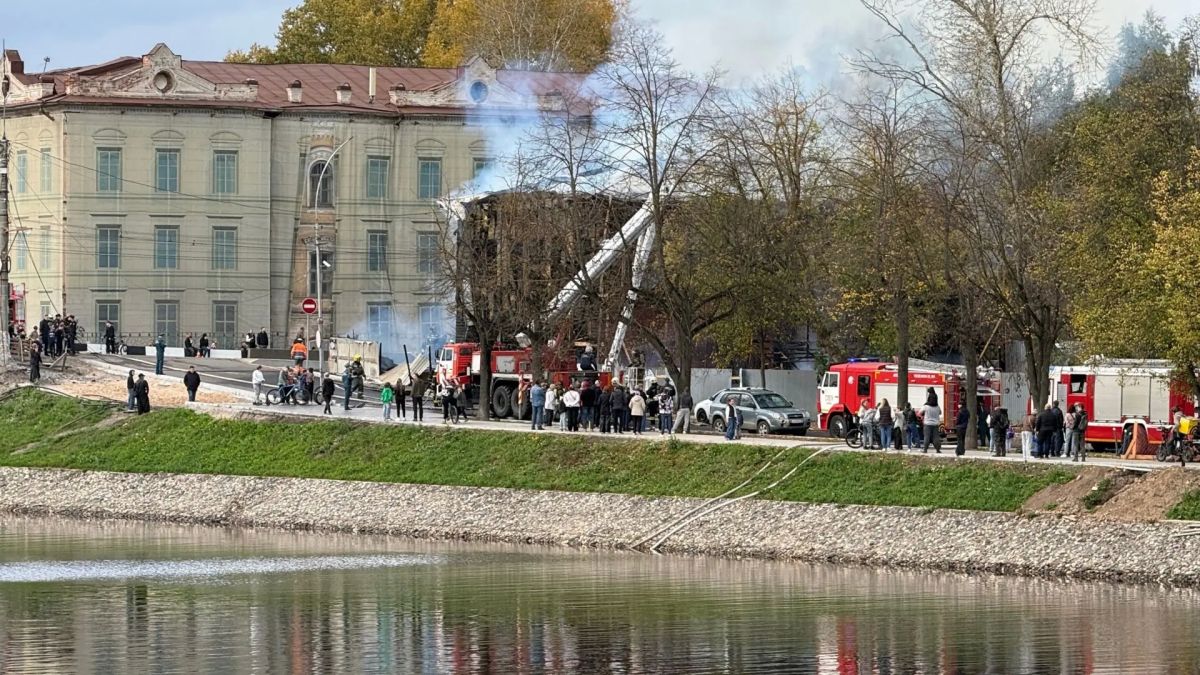 Пожар в Доме купца Назарова тушат около 30 сотрудников МЧС